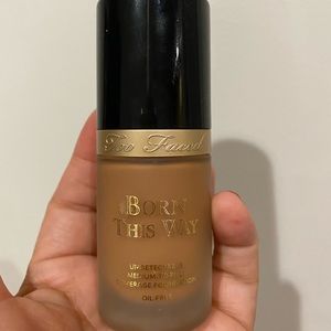 Too Faced - Born this way foundation in Caramel